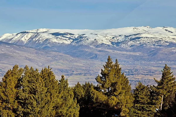 Hermosa Silueta Montaña España Invierno Cerca Del Pequeño Pueblo Alp — Foto de Stock