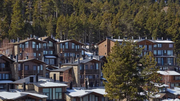 Bir kayak merkezinde geleneksel İspanyol Köyü