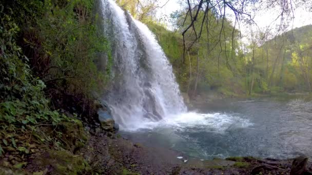 Pěkný Vodopád Lese Španělsku Zamračený Den — Stock video