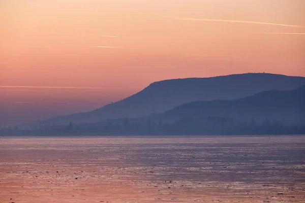 Luz Pôr Sol Sobre Lago Congelado Balaton Hungria — Fotografia de Stock