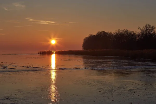 Luz Pôr Sol Sobre Lago Congelado Balaton Hungria — Fotografia de Stock