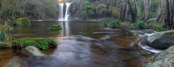 Schöner Großer Wasserfall Spanien Katalonien Der Nähe Des Kleinen Dorfes — Stockfoto