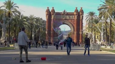 İspanya Bracelona güzel ark. Birçok turist kemer önünde yürüyüş. Arc de Triumfo. 27. 11. 2018 İspanya