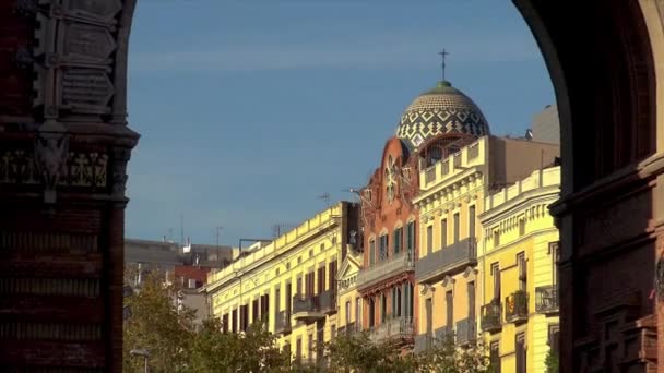 Hermoso Arco Bracelona España Muchos Turistas Caminando Frente Arco Arco — Vídeo de stock