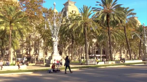 Busur Yang Indah Bracelona Spanyol Banyak Turis Berjalan Depan Gerbang — Stok Video