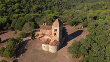 İspanya ormandaki eski Şapeli. Santa Coloma de Fitor. Costa Brava 