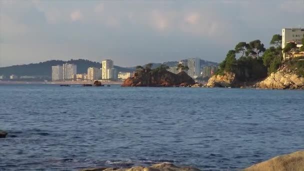 Interesante Forma Roca Costa España Costa Brava Cerca Pequeña Ciudad — Vídeo de stock