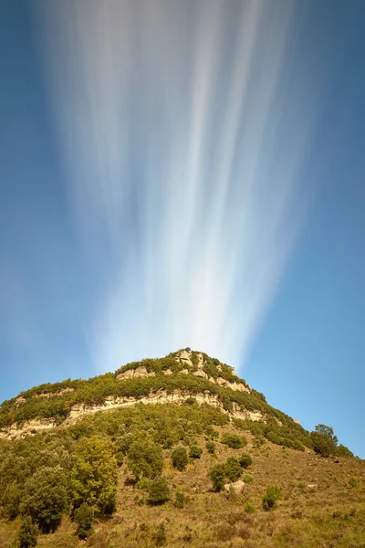 Bonita Imagen Larga Exposición Paisaje Nublado Sobre Montaña — Foto de Stock