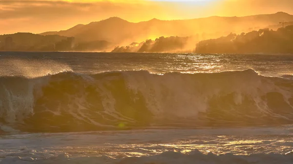 Mooie Zonlicht Een Winderige Zonsondergang Golven Costa Brava Van Spanje — Stockfoto