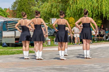 Genç kız olay küçük köyde, Macaristan'da Vonyarcvashegy bir bando şefi grupta dans. 05. 01. 02018 Macaristan