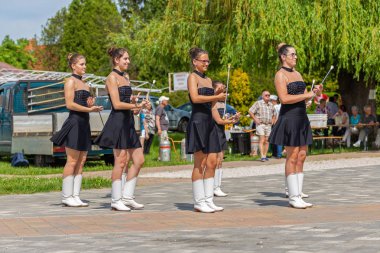 Genç kız olay küçük köyde, Macaristan'da Vonyarcvashegy bir bando şefi grupta dans. 05. 01. 02018 Macaristan
