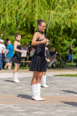 Genç kız olay küçük köyde, Macaristan'da Vonyarcvashegy bir bando şefi grupta dans. 05. 01. 02018 Macaristan