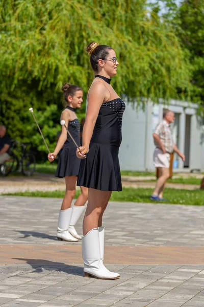 Молодые Девушки Танцуют Группе Majorette Маленькой Деревне Vonyarcvashegy Венгрии Love — стоковое фото