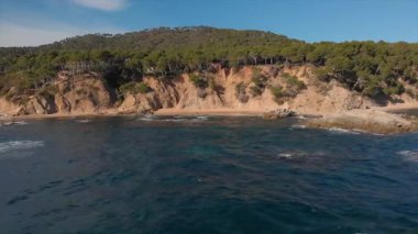 Costa Brava İspanya Palamos yakınlarındaki küçük bir kasabada kıyı dron görüntüleri