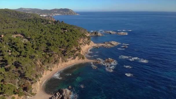 Imágenes Del Dron Sobre Costa Costa Brava Cerca Pequeña Ciudad — Vídeo de stock