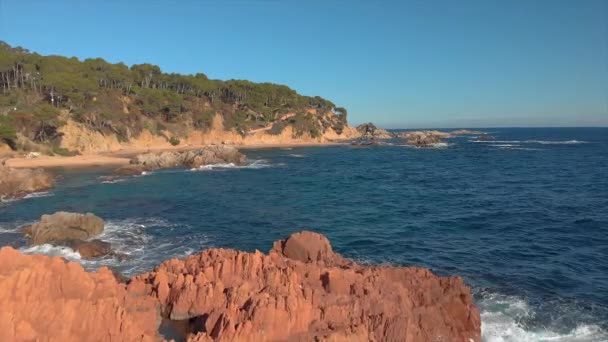 パラモス スペインの小さな町の近くの海岸沿いコスタ ブラバでドローン映像 — ストック動画