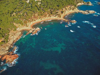 Costa Brava İspanya Palamos yakınlarındaki küçük bir kasabada kıyı dron görüntüleri