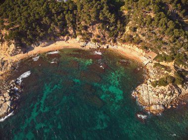 Costa Brava İspanya Palamos yakınlarındaki küçük bir kasabada kıyı dron görüntüleri