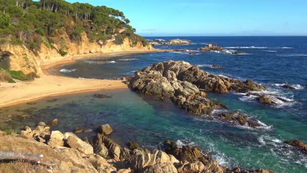 スペインのコスタ ブラバ海岸の晴れた日 — ストック動画