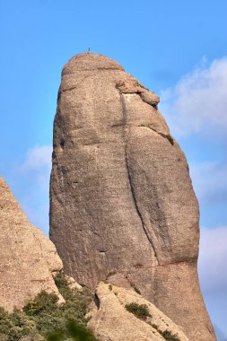 Güneşli bir günde İspanya 'nın Katalonya' daki Montserrat dağları. Çok ilginç kayalar..