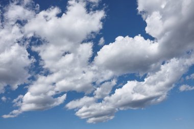 Beyaz cirrus bulutlar üzerinde mavi gökyüzü
