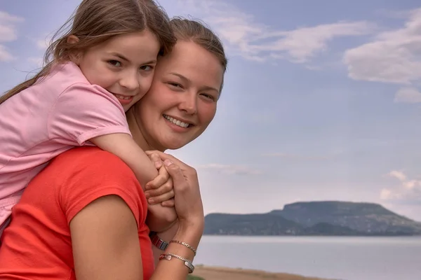 Güzel Beyaz Kardeş Kız Portre Kimden Macaristan — Stok fotoğraf