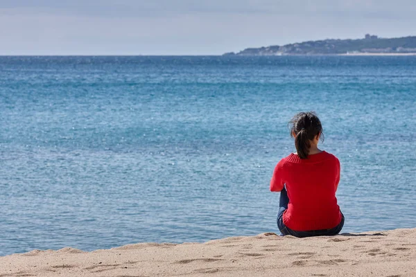 Испанские Женщины Сидящие Пляже Весной — стоковое фото