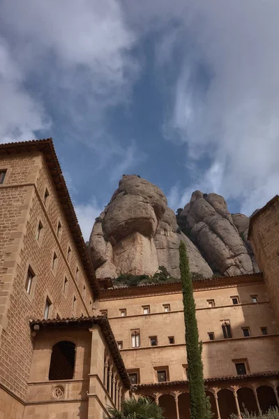 丸い岩の背景でモントセラト島の有名なカトリック修道院を表示します スペインのカタルーニャ州 — ストック写真