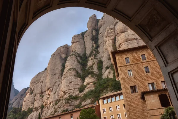 丸い岩の背景でモントセラト島の有名なカトリック修道院を表示します スペインのカタルーニャ州 — ストック写真