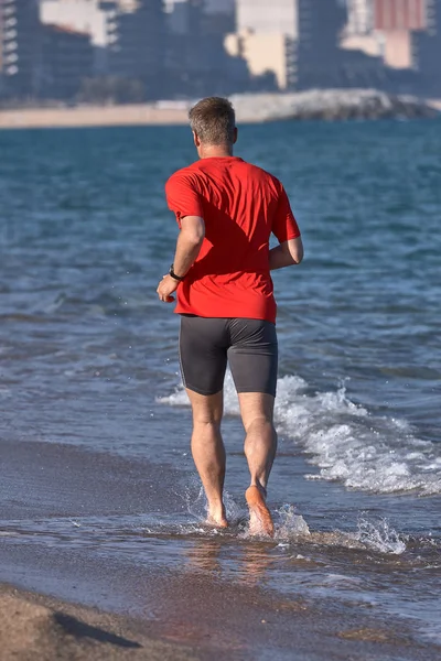 Joven Corredor Corriendo Camiseta Roja Primavera Playa Española — Foto de Stock