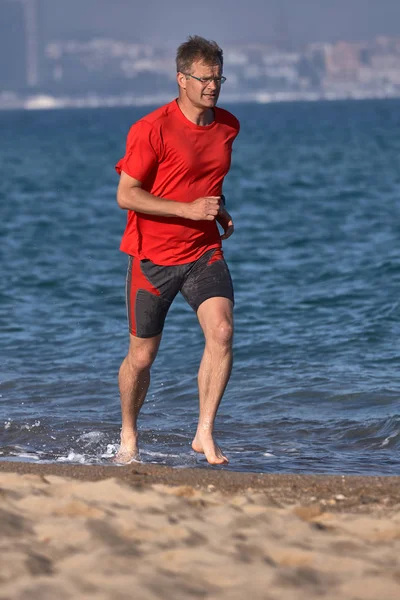 Corredor Jovem Correndo Camiseta Vermelha Primavera Praia Espanhola — Fotografia de Stock