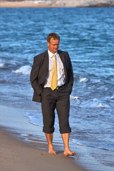 Joven Hombre Negocios Caminando Por Playa Agua Costa Brava Española — Foto de Stock