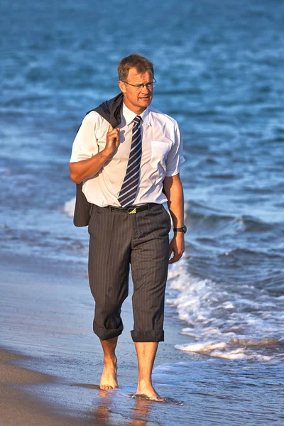Joven Hombre Negocios Caminando Por Playa Agua Costa Brava Española — Foto de Stock