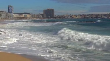 Büyük dalgalar kumsalda, İspanyol Costa Brava yakınındaki şehir Palamos