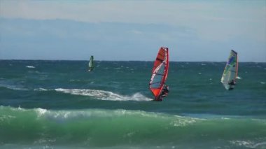 Adet rüzgar sörfü rüzgarlı bir günde Palamos town yakınındaki İspanyol Costa Brava