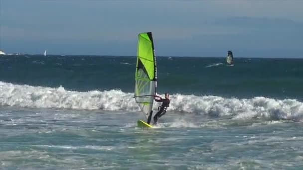 Windsurf Costa Brava Española Cerca Ciudad Palamos Día Ventoso — Vídeos de Stock