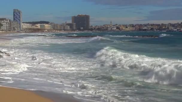 Grote Golven Het Strand Spaanse Costa Brava Buurt Van Stad — Stockvideo