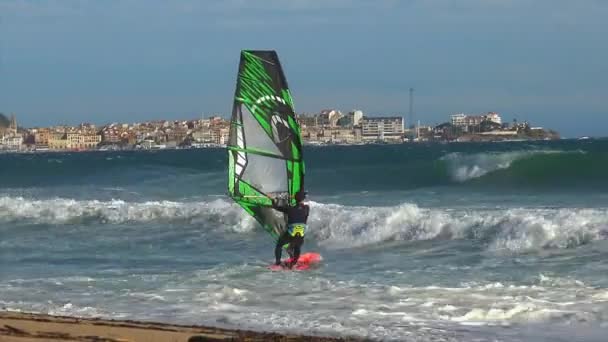Windsurf Costa Brava Española Cerca Ciudad Palamos Día Ventoso — Vídeos de Stock