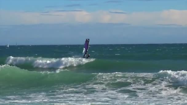 Windsurfer Hiszpańskim Wybrzeżu Costa Brava Pobliżu Miejscowości Palamos Wietrzny Dzień — Wideo stockowe