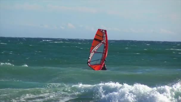 在一个多风的日子里 西班牙布拉瓦海岸上的风帆冲浪者在帕拉莫斯镇附近 — 图库视频影像