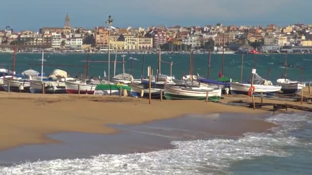 Typowe Łodzie Plaży Hiszpańskim Wybrzeżu Costa Brava Pobliżu Miejscowości Palamos — Wideo stockowe