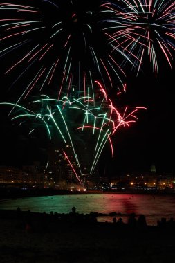 Palamos İspanyolca Costa Brava içinde küçük bir kasabasında gece havai fişek