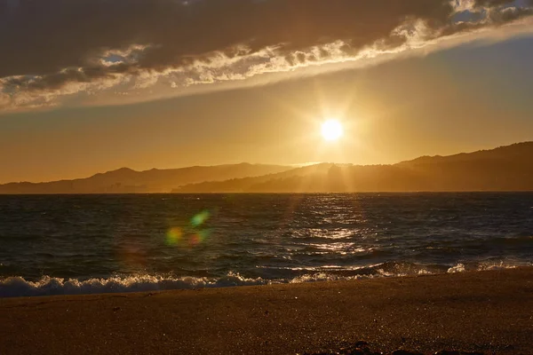 Bela Luz Pôr Sol Sobre Oceano Mediterrâneo Perto Pequena Cidade — Fotografia de Stock