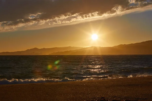 Bella Luce Del Tramonto Sull Oceano Mediterraneo Vicino Alla Piccola — Foto Stock