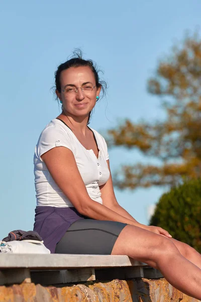 Mooie Spaanse Vrouw Zittend Bank Een Zonnige Dag — Stockfoto