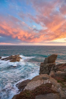Akdeniz okyanusun İspanyol kasaba Palamos, Costa Brava yakınındaki güzel günbatımı ışığı