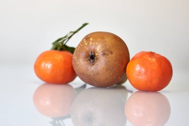 Beyaz arka plan, armut ve portakal ağacı meyve