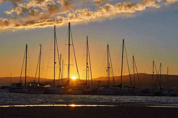 Splendida Luce Del Tramonto Sull Oceano Mediterraneo Vicino Piccolo Porto — Foto Stock