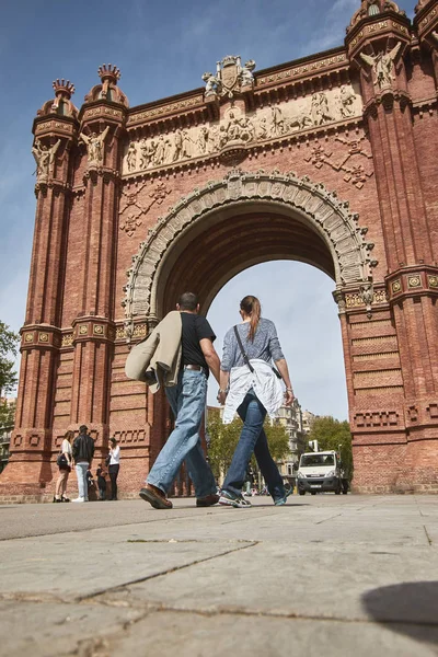 Turystyczna Ludzi Chodzących Ulicy Barcelonie Hiszpanii Przed Bardzo Słynny Łuk — Zdjęcie stockowe