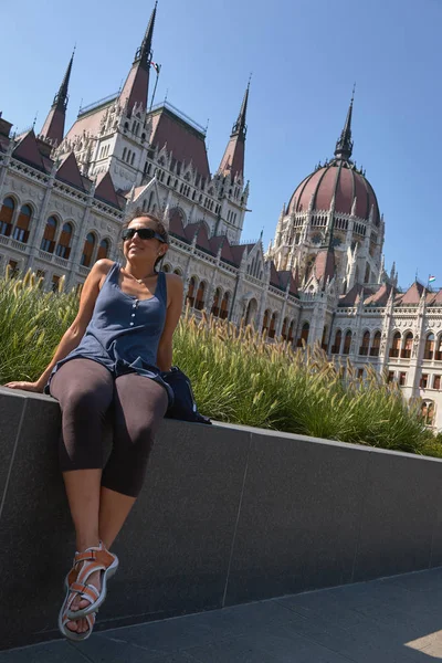 Linda Jovem Espanhola Sentada Frente Parlamento Hungria Budapeste Capital Hungria — Fotografia de Stock